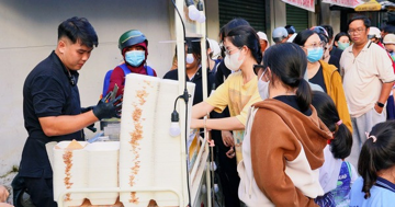 Mỗi ngày chỉ bán 1 tiếng, quầy bánh ven đường để khách chờ dài cả cây số vẫn cháy hàng