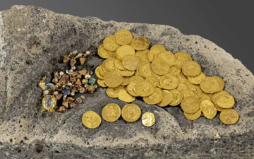 Người đàn ông bất ngờ phát hiện kho báu chứa đầy vàng, đá quý, ngọc trai khi đang đi bộ