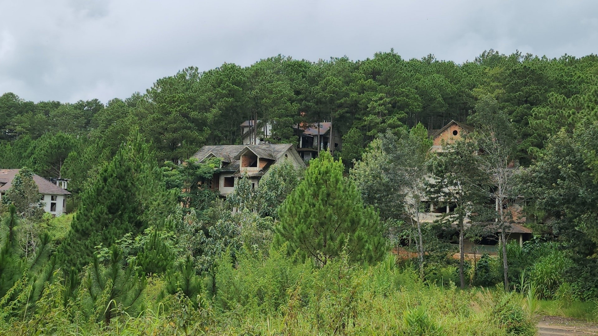 Khu du lịch quốc gia đầu tiên của Việt Nam: Hạ tầng nhếch nhác, dự án ‘đắp chiếu’- Ảnh 3.