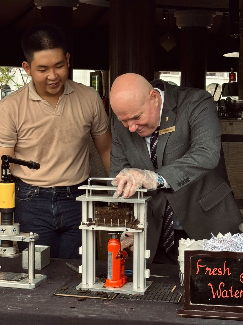 Phát động dự án tái chế bã cà phê thành bánh than thân thiện môi trường tại InterContinental Hanoi Westlake - ảnh 2