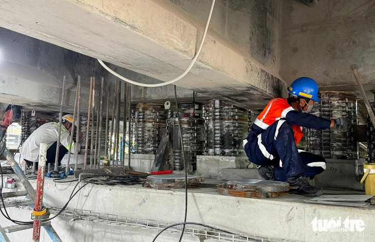 Cầu 11.000 tấn lần đầu được áp dụng công nghệ kích nâng sắp đạt dấu mốc quan trọng- Ảnh 1. Cầu 11.000 tấn lần đầu được áp dụng công nghệ kích nâng sắp đạt dấu mốc quan trọng- Ảnh 1.