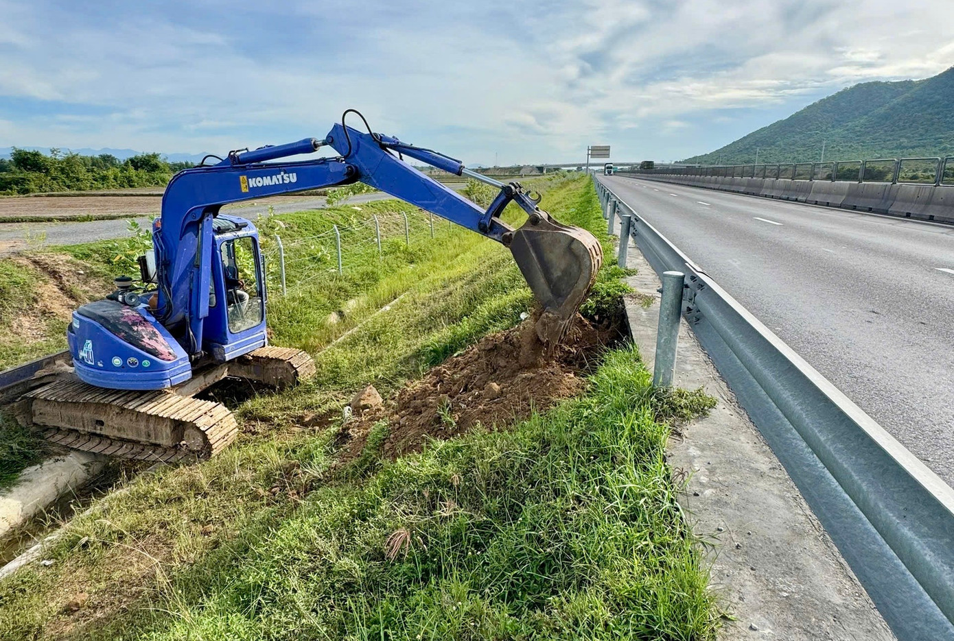 Cao tốc Vĩnh Hảo - Phan Thiết đang trong thời gian bảo hành 24 tháng. img-9049.jpg