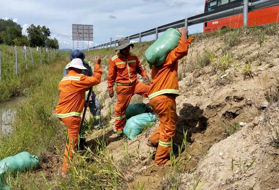 Công nhân thực hiện khắc phục. img-9048.jpg