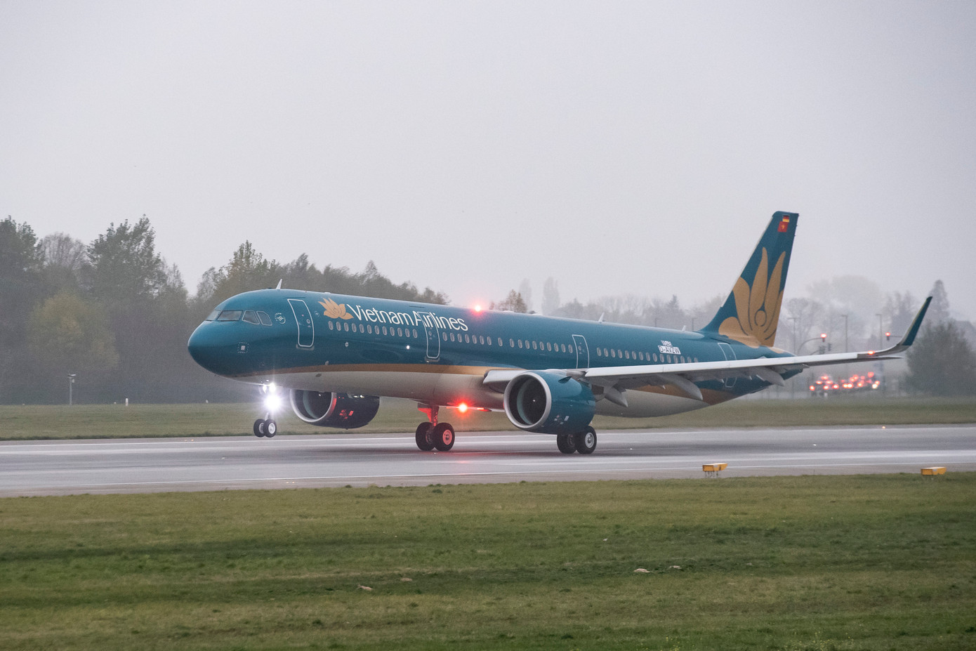 Vietnam Airlines phải điều chỉnh lịch khai thác trong hai ngày 11 và 12_6 do ảnh hưởng của bão số 1.jpg
