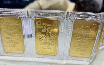 Giá vàng SJC vượt 135 triệu đồng/lượng, cao hơn thế giới gần 14 triệu