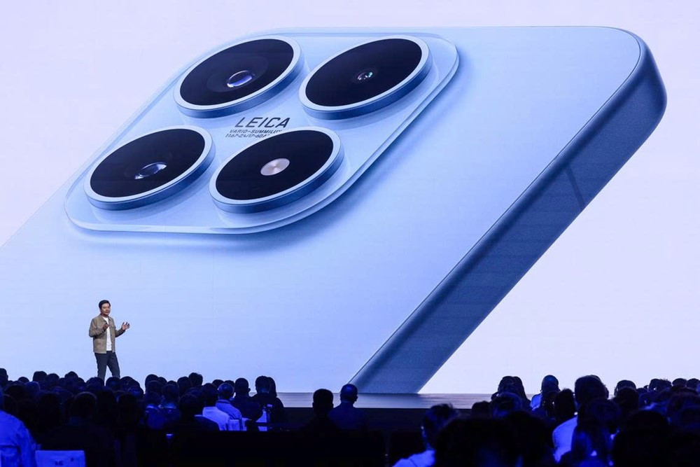 Xiaomi 17 thách thức iPhone 17 ngay ngày mở bán: Màn hình chỉ 6.3 inch nhưng pin ‘khủng’ 7.000mAh, giá rẻ hơn gần 3 triệu đồng - ảnh 1