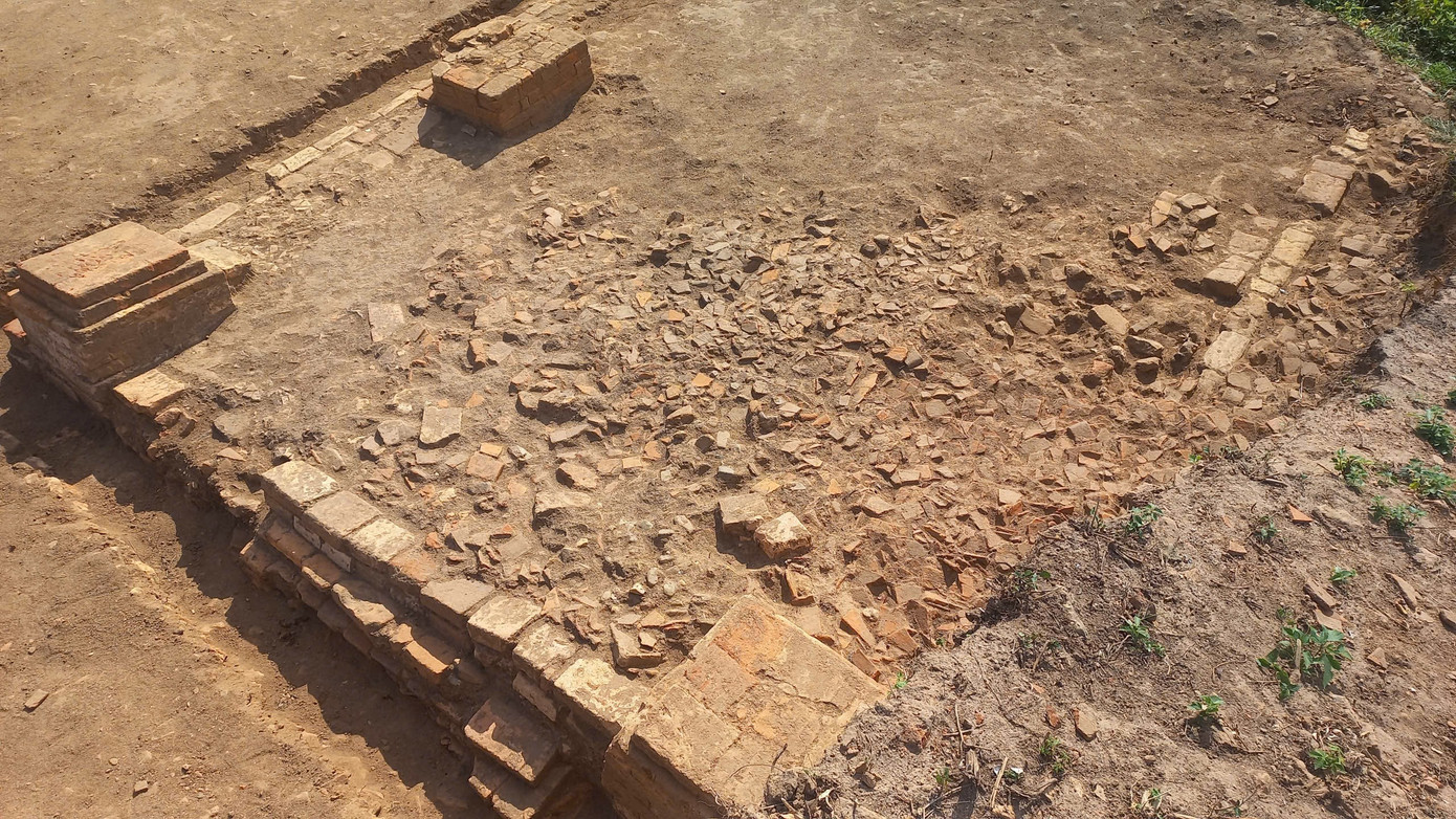 Tuy nhiên, kết quả ban đầu hé lộ nhiều manh mối, thông tin cho thấy Phú Ân từng là quần thể kiến trúc tháp Chăm quy mô lớn, xây dựng từ thế kỷ 10 đến 12, mang dấu ấn giao thoa nhiều nền văn hóa. bv14.jpg