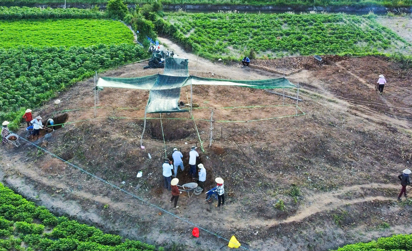 Trong hơn một tháng khai quật (từ 17/6 - 31/7/2025), đoàn khảo cổ đã khai quật diện tích 300 m², phát hiện 6 di tích ký hiệu từ 25.PA.KT01 đến 25.PA.KT06. Hơn 17.650 hiện vật được thu thập, gồm 2 nhóm chính: đất nung (gạch, ngói, gốm gia dụng) và kim loại, trong đó có 2 đồng tiền thời Tống. bv15.jpg