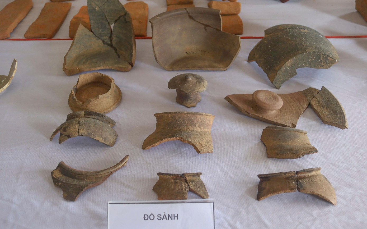 Hiện vật đồ sành được phát hiện tại phế tích. bv13.jpg