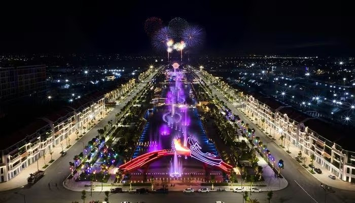 Ninh Bình chính thức có quảng trường với biểu tượng Trống Đọi Tam khổng lồ và sân khấu nhạc nước hiện đại dài bậc nhất cả nước- Ảnh 1.