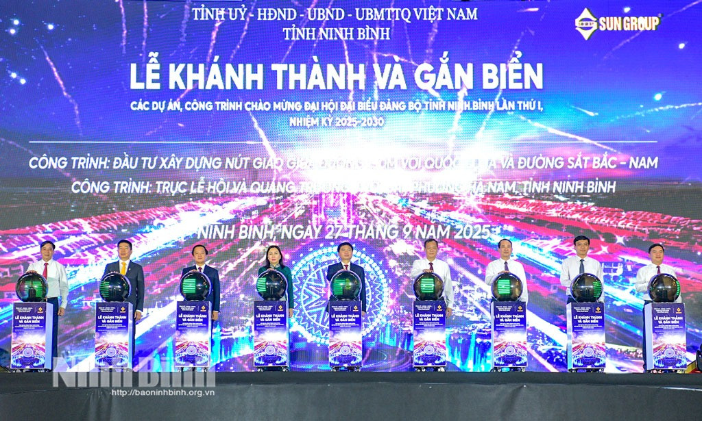 Ninh Bình chính thức có quảng trường với biểu tượng Trống Đọi Tam khổng lồ và sân khấu nhạc nước hiện đại dài bậc nhất cả nước- Ảnh 2.