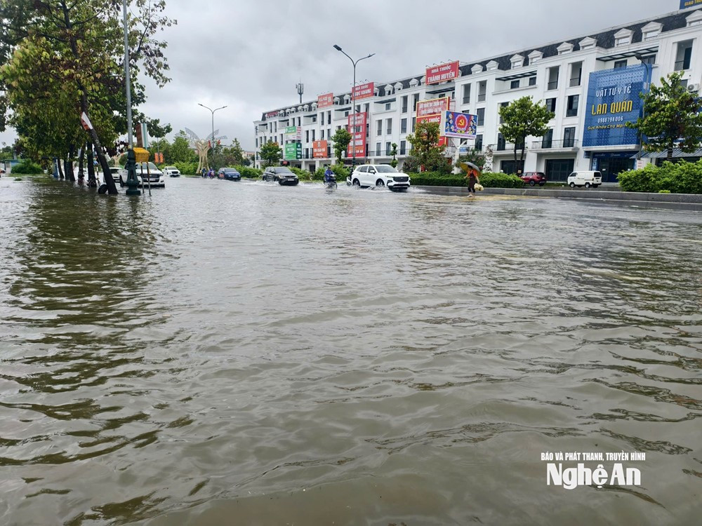 Hơn 2,6 triệu học sinh nghỉ học, người dân được sơ tán gấp trước khi bão Bualoi đổ bộ - ảnh 1