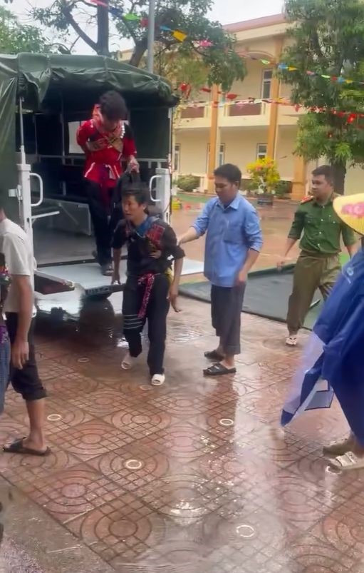 Hơn 2,6 triệu học sinh nghỉ học, người dân được sơ tán gấp trước khi bão Bualoi đổ bộ - ảnh 4