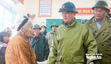 Hơn 2,6 triệu học sinh nghỉ học, người dân được sơ tán gấp trước khi bão Bualoi đổ bộ