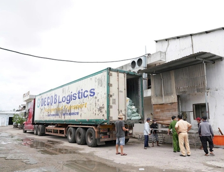 Phát hiện xe đầu kéo chở 30 tấn thịt lợn, dê và chân gà không rõ nguồn gốc- Ảnh 1.