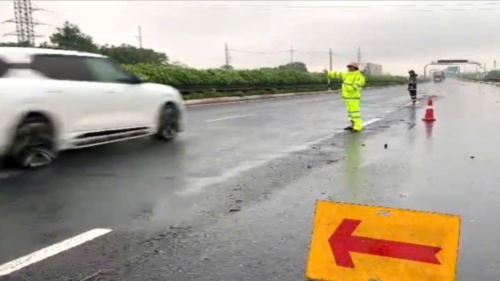 Lực lượng CSGT phân luồng phương tiện. bao-562-756.jpg