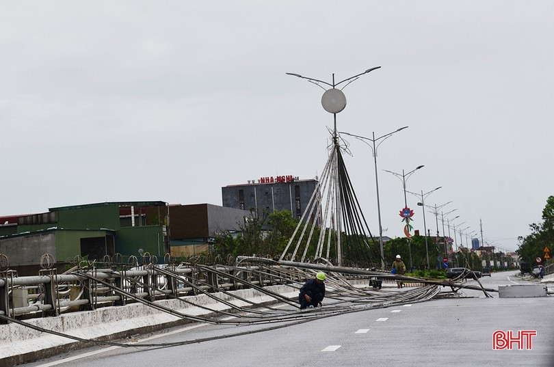 Bão Bualoi quần thảo suốt đêm, bà con Nghệ An, Hà Tĩnh trắng đêm chống mưa lũ - ảnh 7