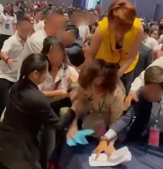 Xác minh, làm rõ cảnh hỗn loạn, trèo bàn giật phiếu mua nhà ở TP. HCM- Ảnh 1. Xác minh, làm rõ cảnh hỗn loạn, trèo bàn giật phiếu mua nhà ở TP. HCM- Ảnh 1.