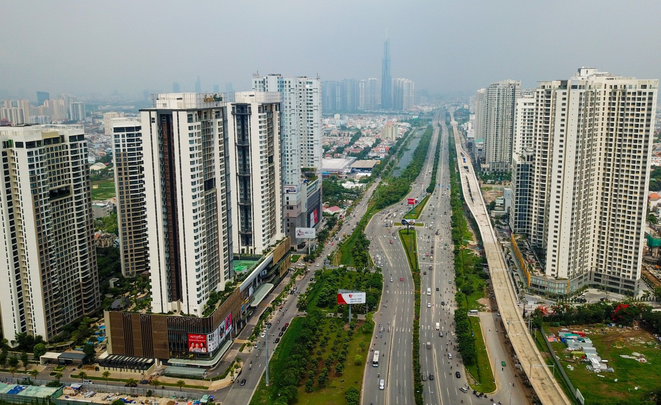 Xác minh, làm rõ cảnh hỗn loạn, trèo bàn giật phiếu mua nhà ở TP. HCM- Ảnh 2. Xác minh, làm rõ cảnh hỗn loạn, trèo bàn giật phiếu mua nhà ở TP. HCM- Ảnh 2.