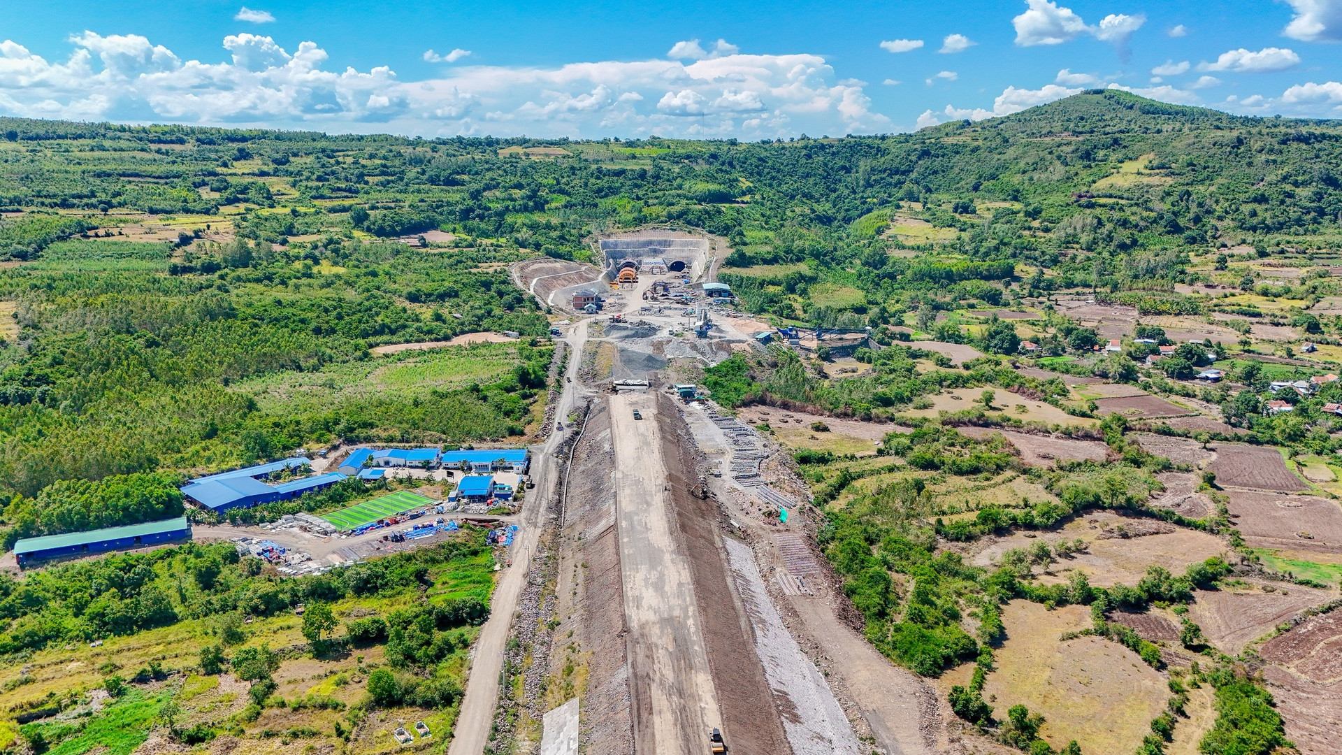 Hầm xuyên núi trên cao tốc gần 11.000 tỷ có bóng dáng của Đèo Cả: Được xây mới hoàn toàn, có độ phức tạp thứ 2 Việt Nam- Ảnh 2.