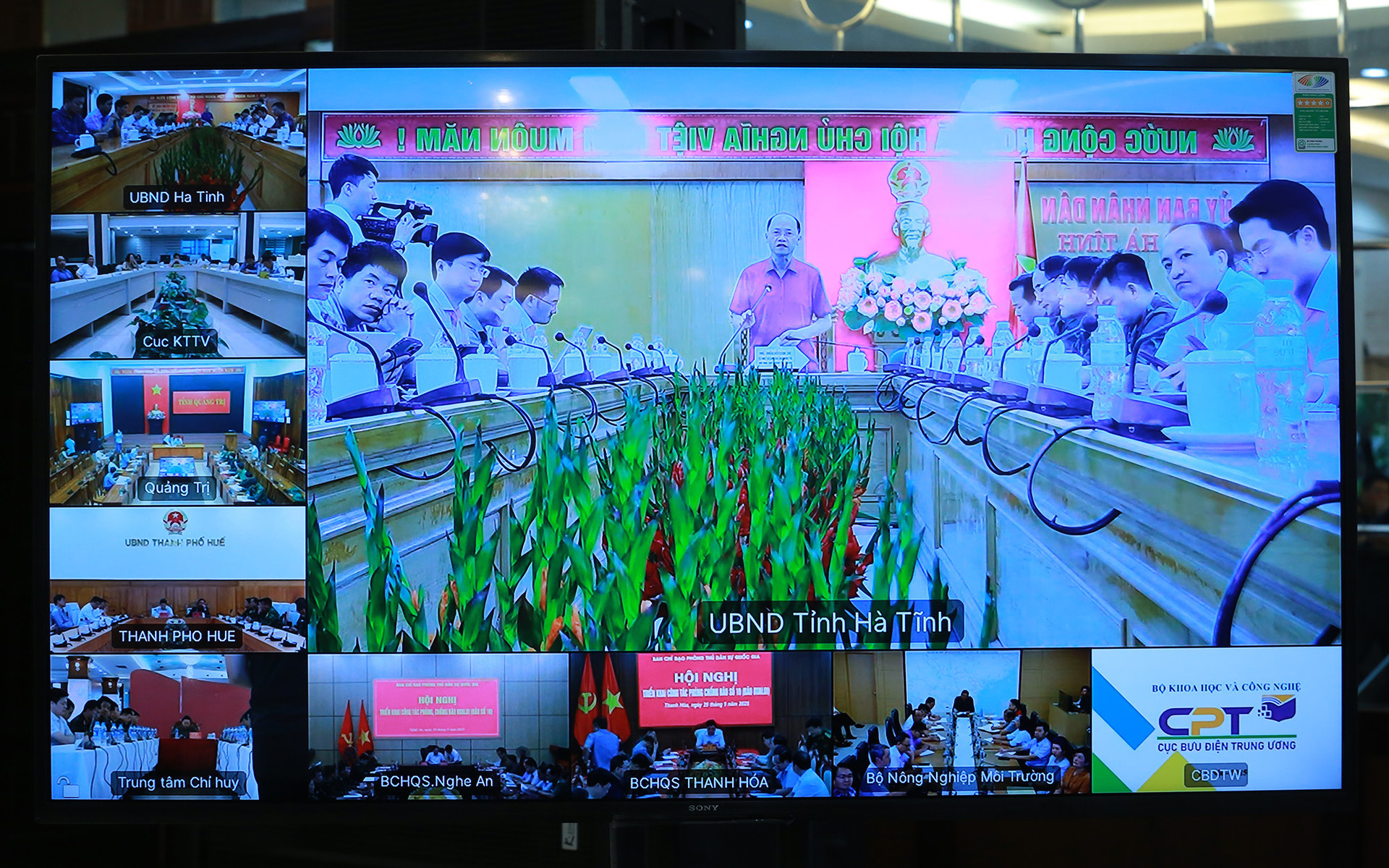 Khẩn trương khắc phục hậu quả bão số 10, ứng phó với lũ lụt, sạt lở do mưa lớn sau bão- Ảnh 3.