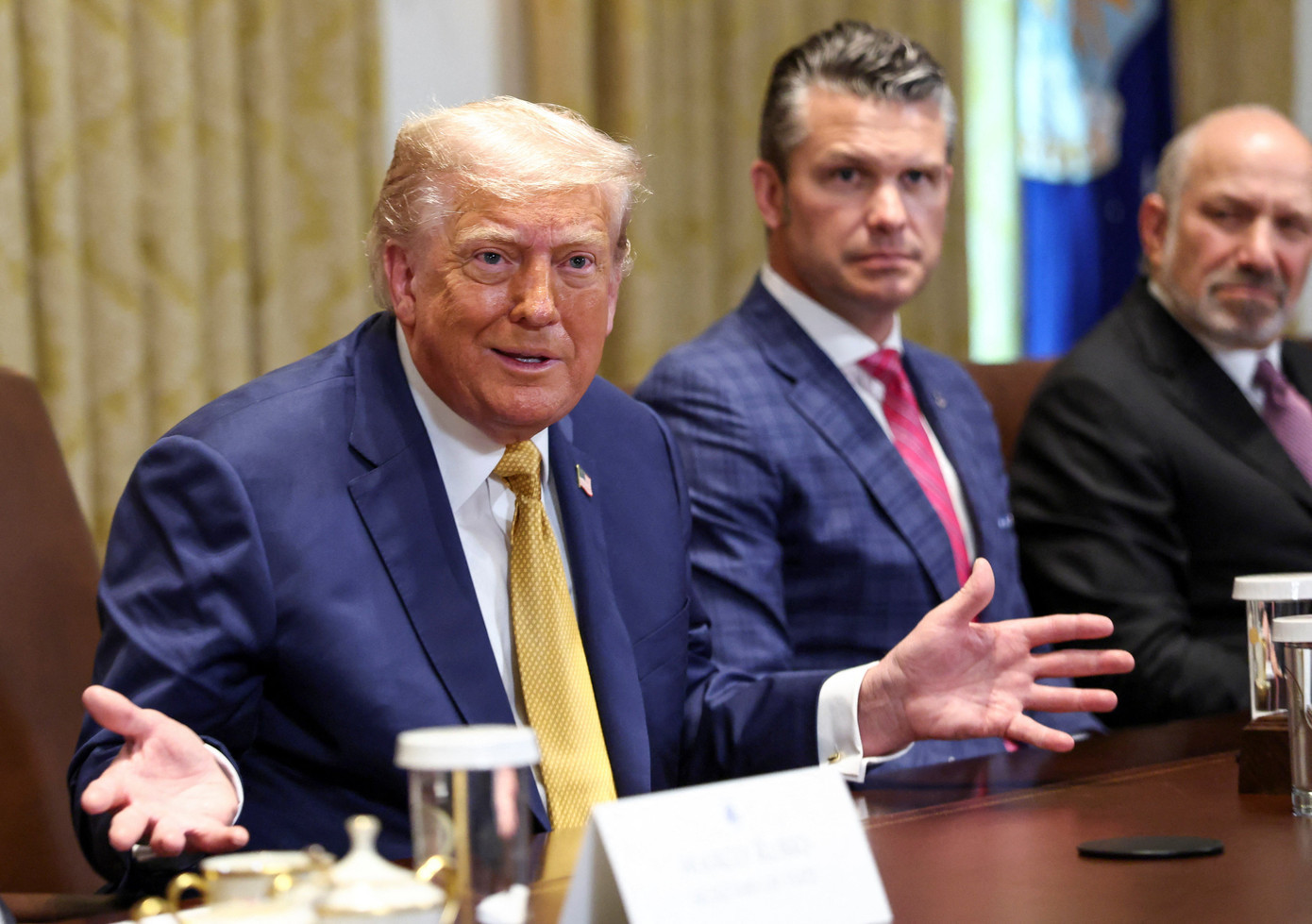Tổng thống Mỹ Donald Trump và Bộ trưởng Chiến tranh Pete Hegseth. (Ảnh: Reuters) sei258306271.jpg