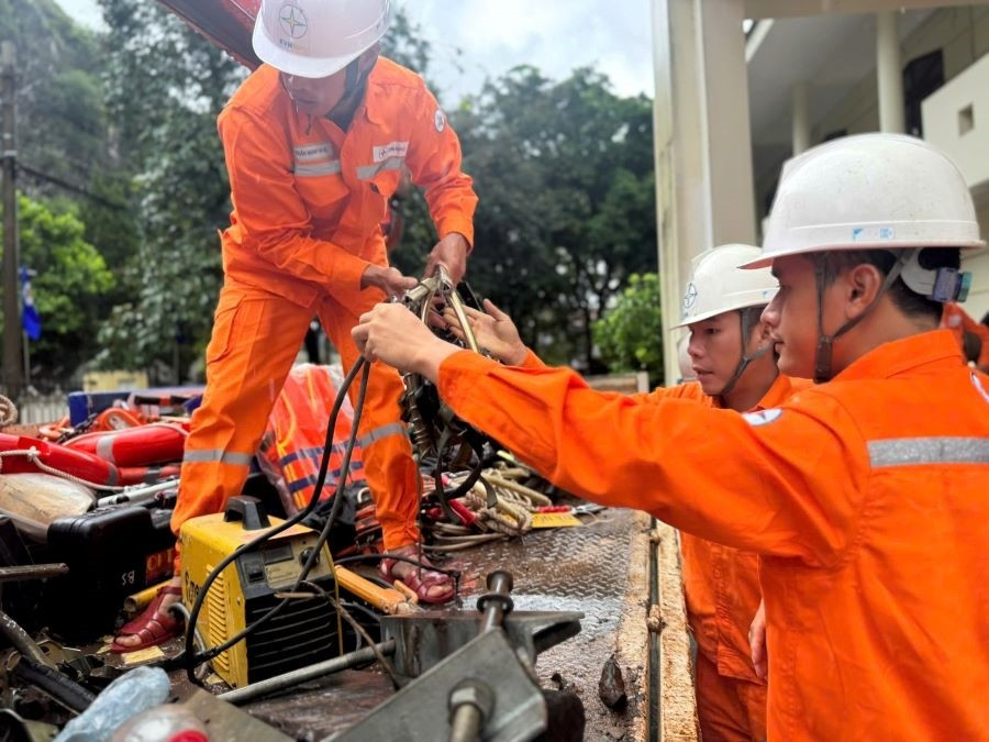 Tổng công ty Điện lực miền Bắc thông báo tin về thiệt hại do bão Bualoi: Gần 2 triệu khách bị cắt điện - ảnh 2
