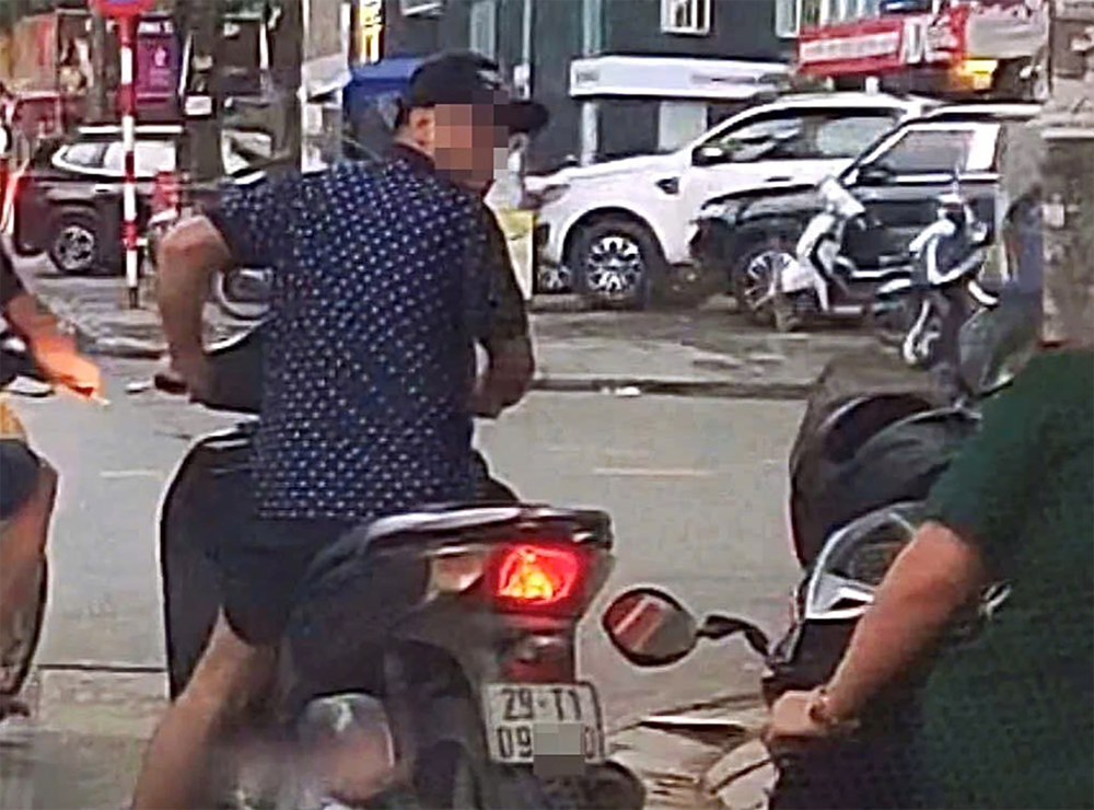 Xử phạt người đàn ông đi xe máy bấm còi inh ỏi - ảnh 2