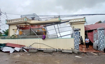 Cảnh nhà đổ tan hoang sau dông lốc càn quét ở Hưng Yên