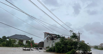 Cảnh tan hoang do giông bão tại Ninh Bình, 27 người thương vong