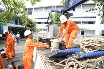 EVN huy động gần 350 nhân lực hỗ trợ khắc phục hậu quả của bão số 10 tại Quảng Trị và Hà Tĩnh