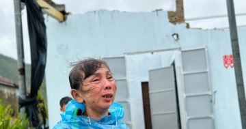 Hai trận bão trong 1 tháng, người dân Hà Tĩnh kiệt quệ, khóc nghẹn giữa căn nhà đổ nát