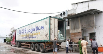 Phát hiện xe đầu kéo chở 30 tấn thịt lợn, dê và chân gà không rõ nguồn gốc