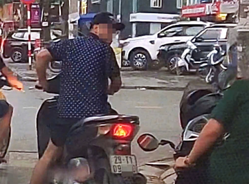 Xử phạt người đàn ông đi xe máy bấm còi inh ỏi