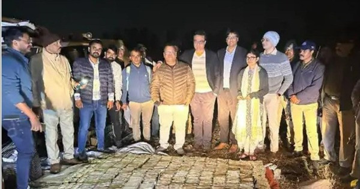 Xuất hiện chiếc Toyota Innova bên trong có chứa tới 52kg vàng, gần 30 tỷ tiền mặt bị bỏ lại ở bìa rừng