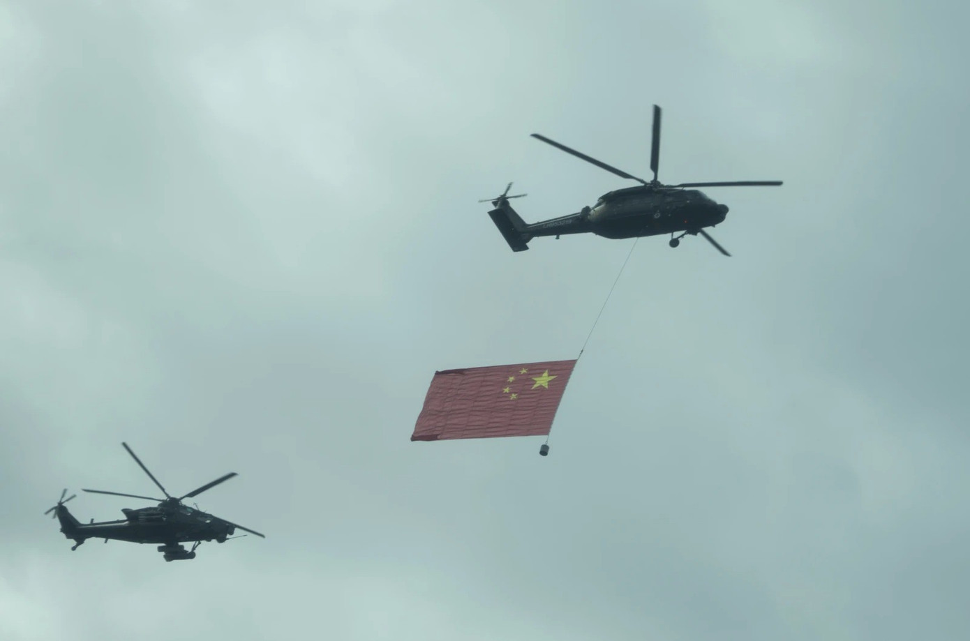 Trực thăng diễn tập kéo quốc kỳ Trung Quốc trước lễ duyệt binh ngày 3/9. (Ảnh: AP) image.jpg