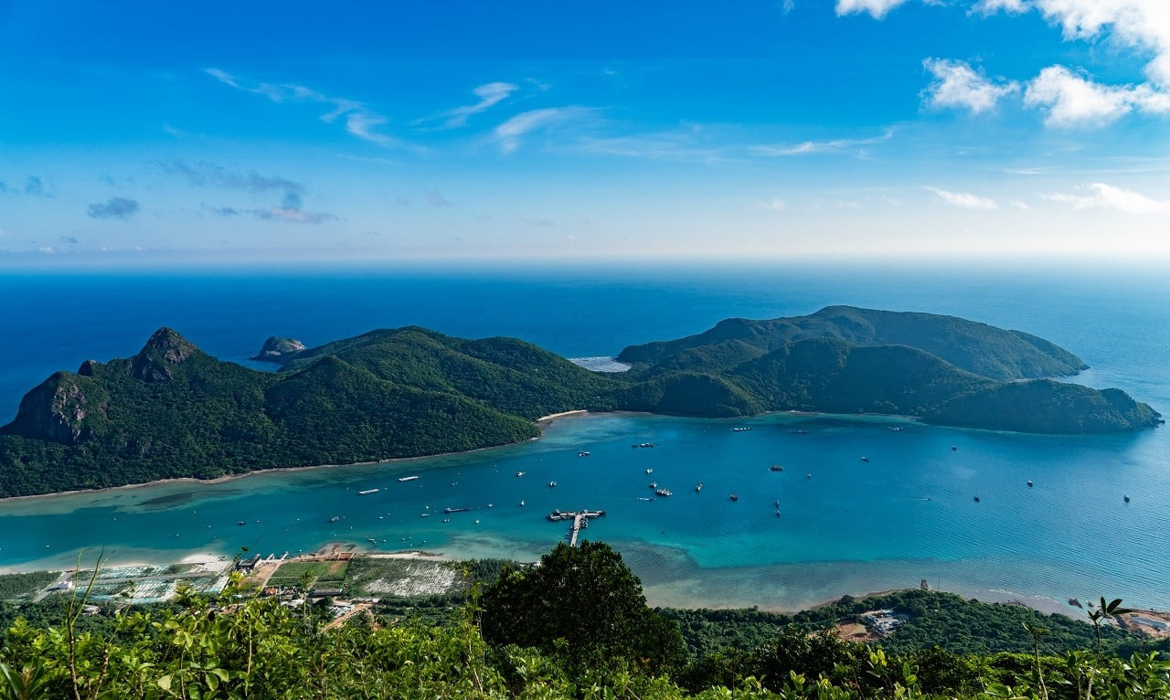 Vì đâu chọn kéo điện lưới ra đặc khu lớn thứ 4 Việt Nam thay điện gió, điện mặt trời?- Ảnh 1. Vì đâu chọn kéo điện lưới ra đặc khu lớn thứ 4 Việt Nam thay điện gió, điện mặt trời?- Ảnh 1.