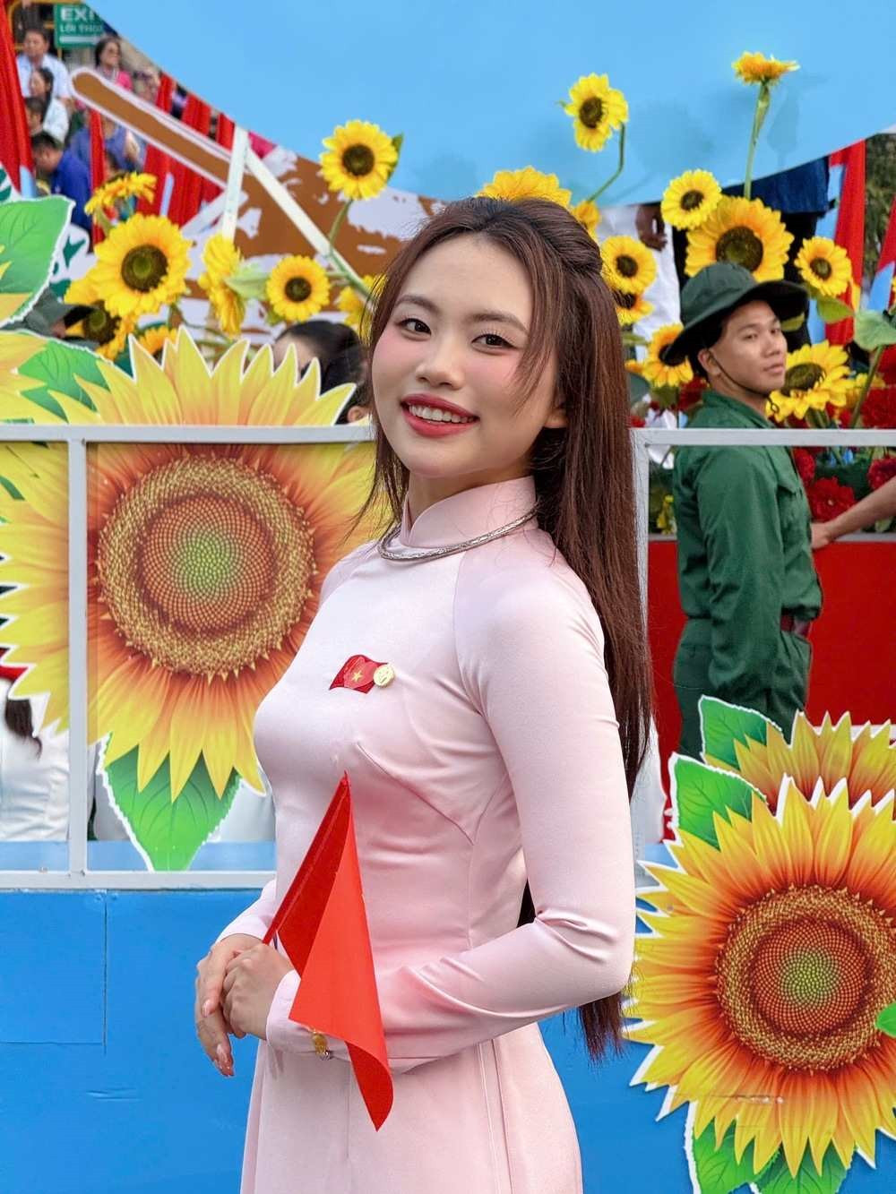 Cô gái sinh năm 2003 được chọn biểu diễn tại 2 sự kiện lớn nhất cả nước: 19 tuổi đã làm CEO, thành tích xuất sắc ai cũng ngưỡng mộ - ảnh 3