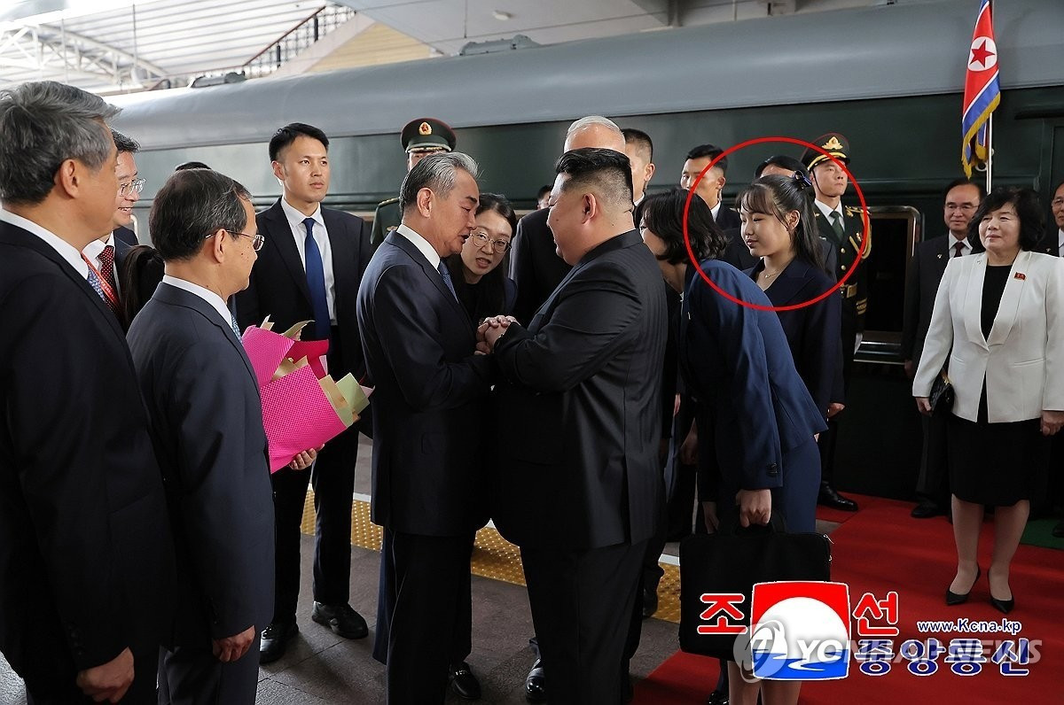 Ông Kim Jong Un đến Bắc Kinh cùng con gái Ju Ae. (Ảnh: Yonhap) pyh2025090221560031500-p4.jpg