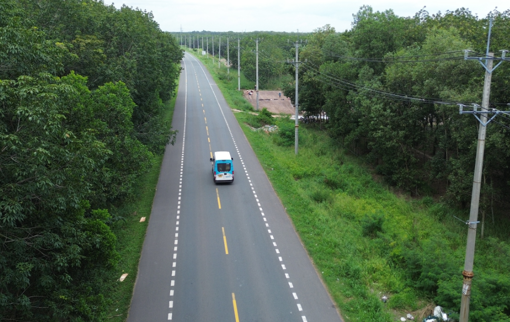 Chỉ ít tháng nữa, con đường xuyên rừng cao su tại thành phố giàu nhất Việt Nam sẽ thông xe- Ảnh 1. Chỉ ít tháng nữa, con đường xuyên rừng cao su tại thành phố giàu nhất Việt Nam sẽ thông xe- Ảnh 1.