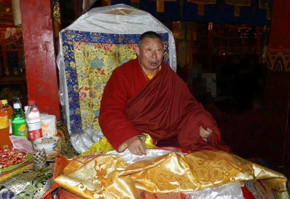 Bê bối rúng động: Giả làm ‘Phật sống' lừa đảo gần 743 tỷ đồng, cưỡng hiếp nhiều nữ đệ tử - ảnh 2