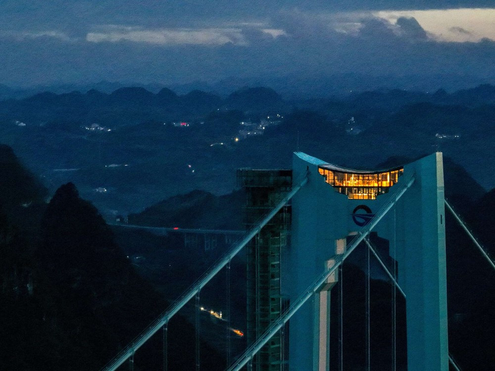 Quán cà phê trên cây cầu cao nhất thế giới: ‘Lơ lửng’ ở độ cao gấp đôi tháp Eiffel, di chuyển mất 1 phút từ thang máy 207m - ảnh 3