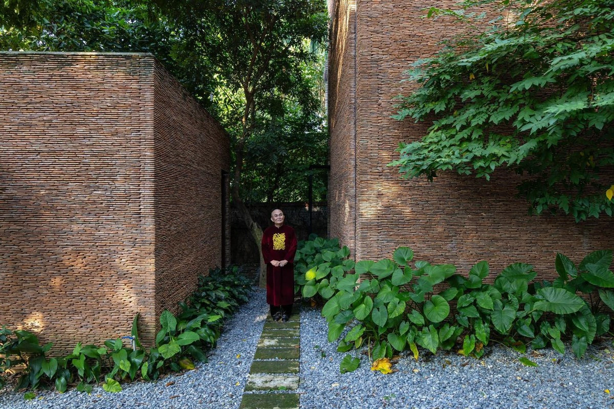 Không gian đậm phong cách Đạo Mẫu bên trong căn biệt phủ lọt <a style='text-decoration: none;' href='/TOP'>TOP</a> 14 kiến trúc hay nhất thế giới của ‘vua hài đất Bắc’- Ảnh 2.