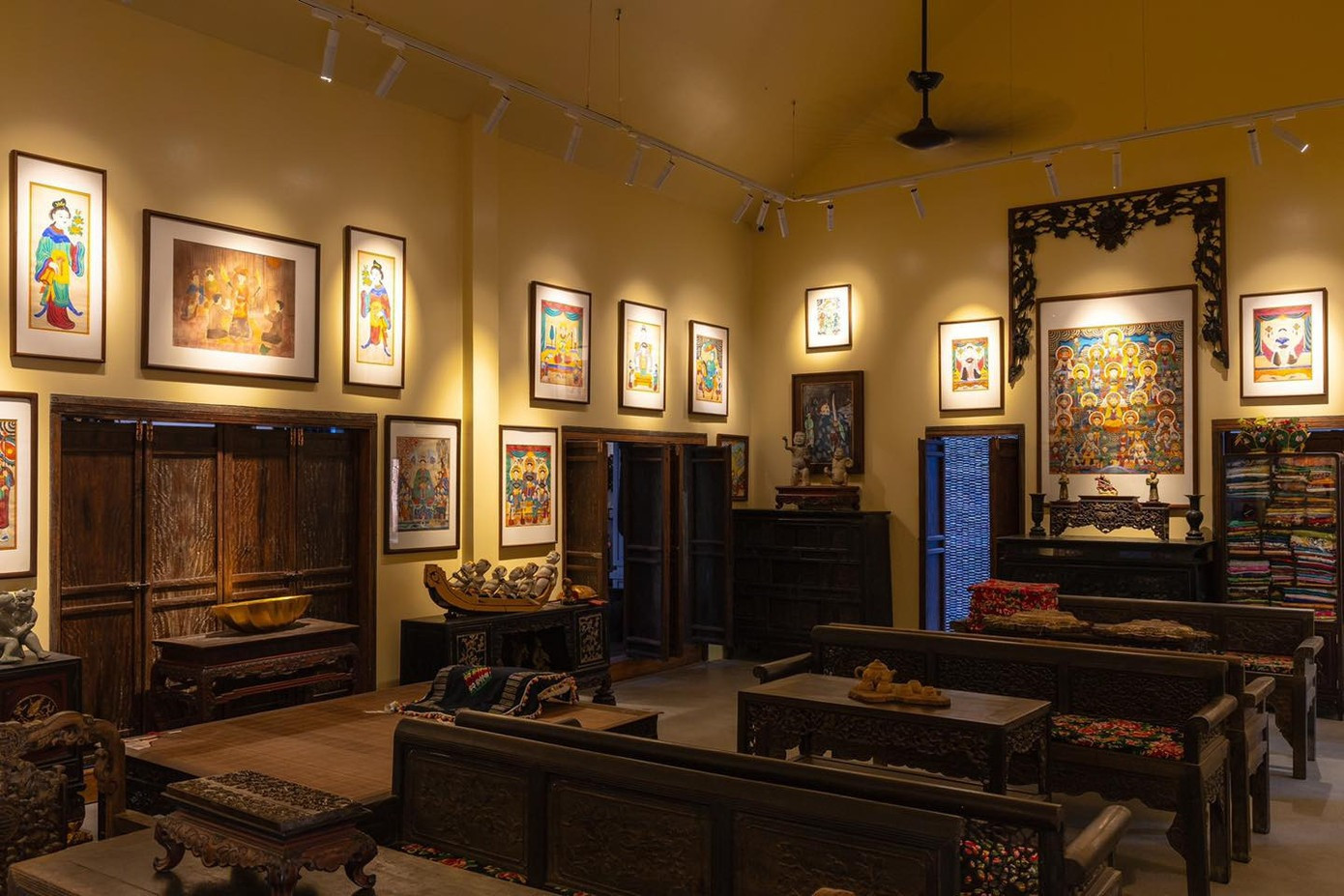 Không gian đậm phong cách Đạo Mẫu bên trong căn biệt phủ lọt <a style='text-decoration: none;' href='/TOP'>TOP</a> 14 kiến trúc hay nhất thế giới của ‘vua hài đất Bắc’- Ảnh 6.