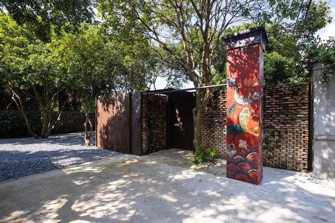 Không gian đậm phong cách Đạo Mẫu bên trong căn biệt phủ lọt <a style='text-decoration: none;' href='/TOP'>TOP</a> 14 kiến trúc hay nhất thế giới của ‘vua hài đất Bắc’- Ảnh 7.