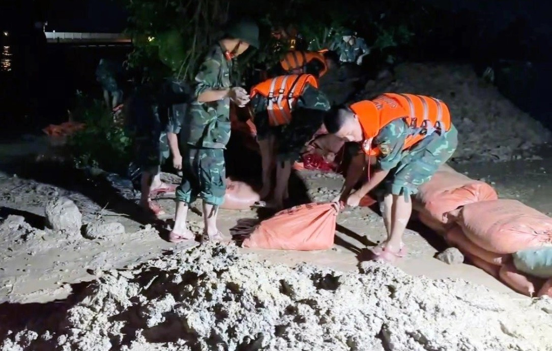 Hàng trăm người xuyên đêm gia cố đê. Ảnh: K. Trình de.jpg