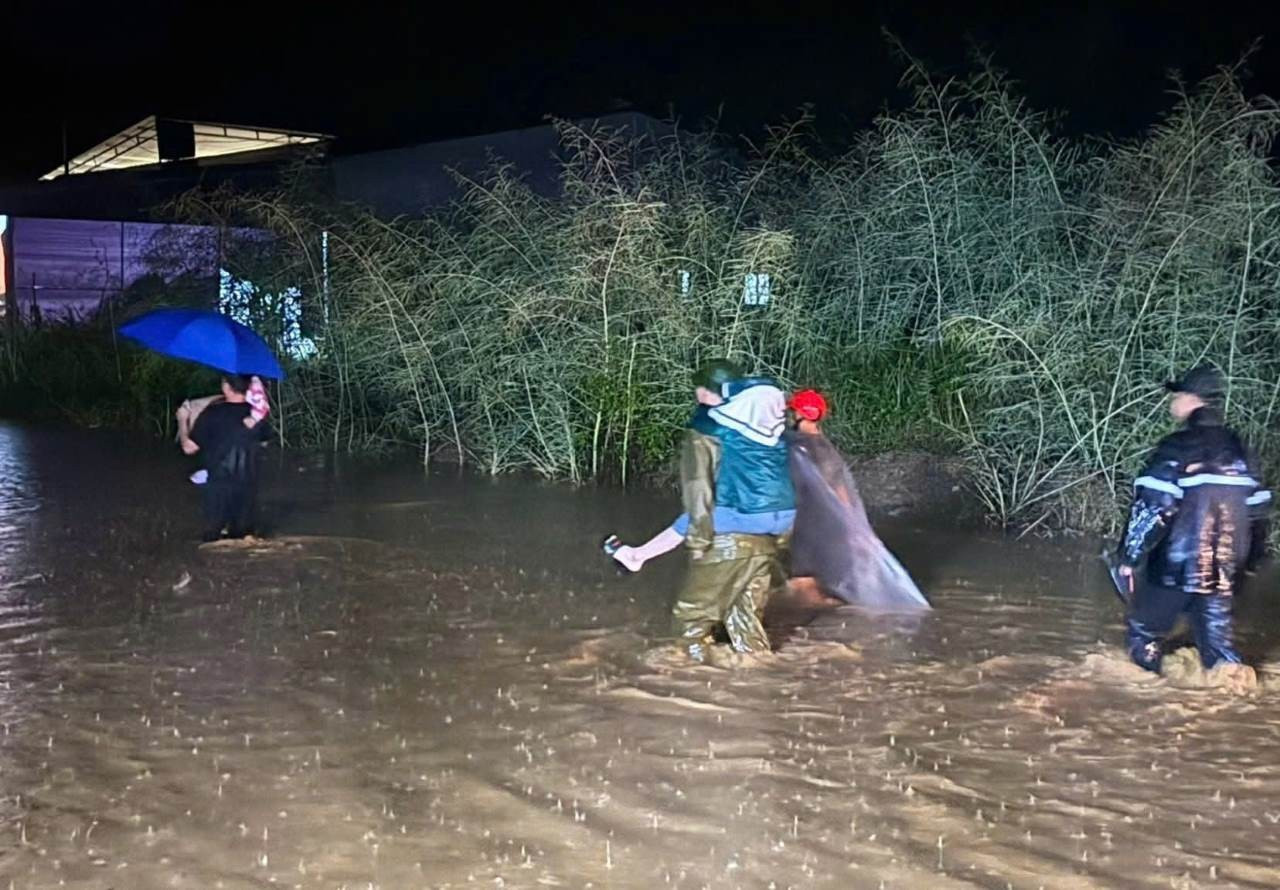 Lực lượng chức năng sơ tán người dân trong đêm.