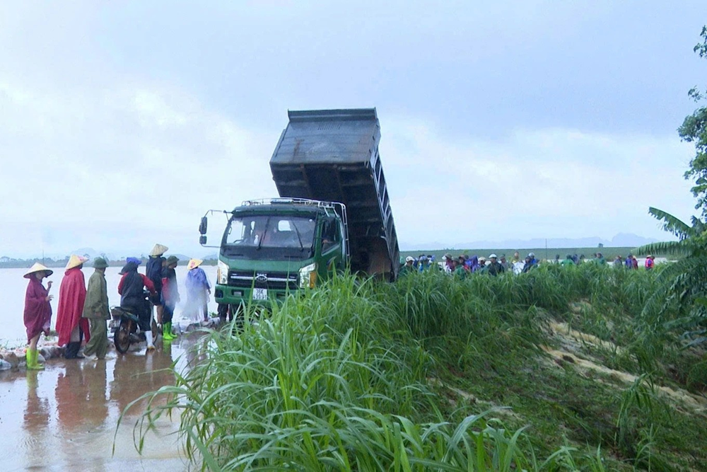 Tràn đê bao dài 4,2km, sơ tán khẩn cấp 2.500 người ngay trong đêm - ảnh 2