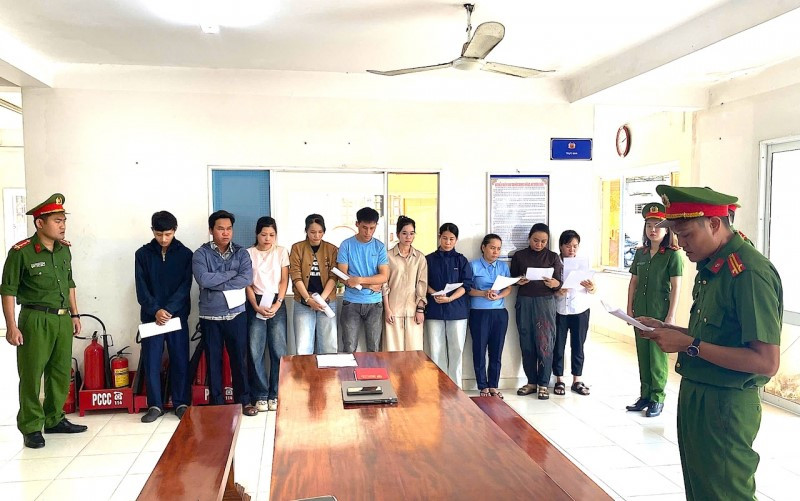 Bắt thư ký công ty bảo hiểm nổi tiếng Nguyễn Thị Hạnh sinh năm 1999 - ảnh 1