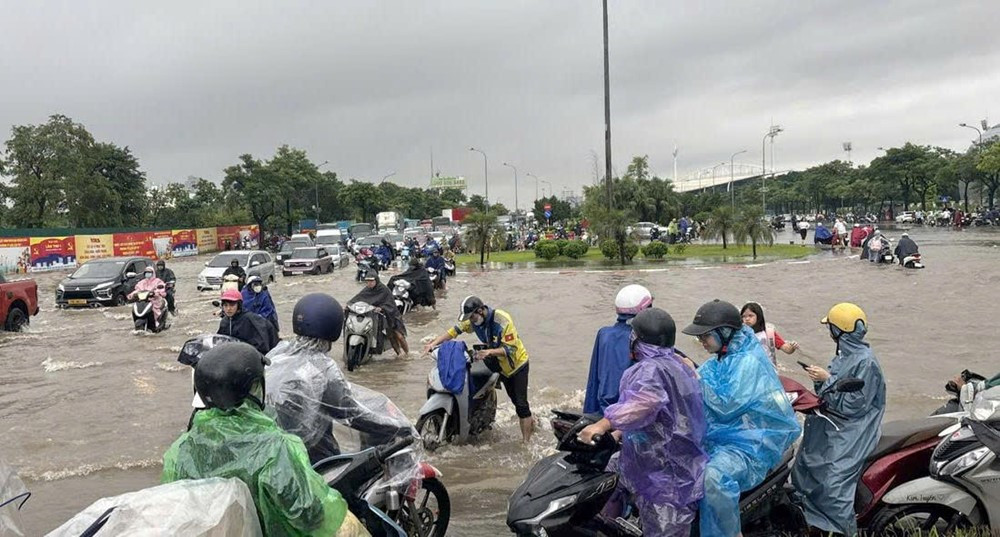 Hà Nội ngập úng cục bộ, dự báo mưa lớn đến bao giờ? - ảnh 3